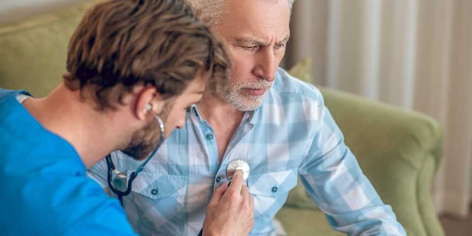 Paciente com fibrilação atrial em consulta