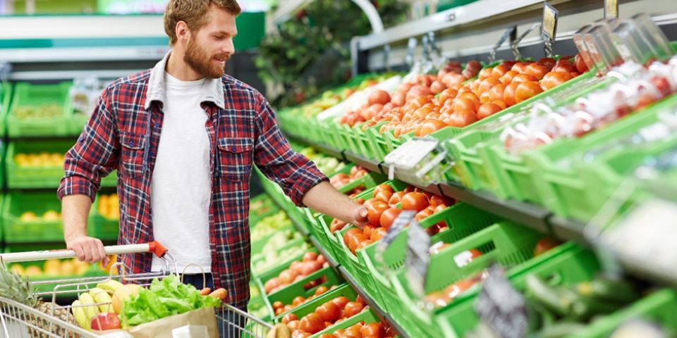 Homem fazendo compras no supermercado