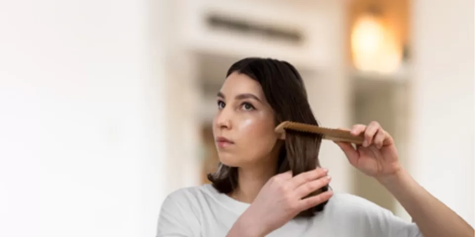 mulher escovando o cabelo