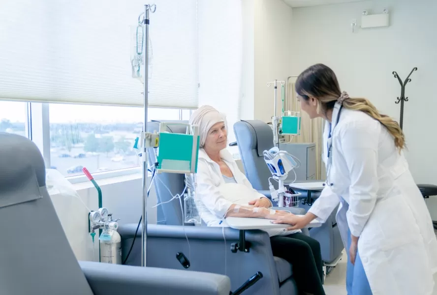 Paciente sendo atendida por médica