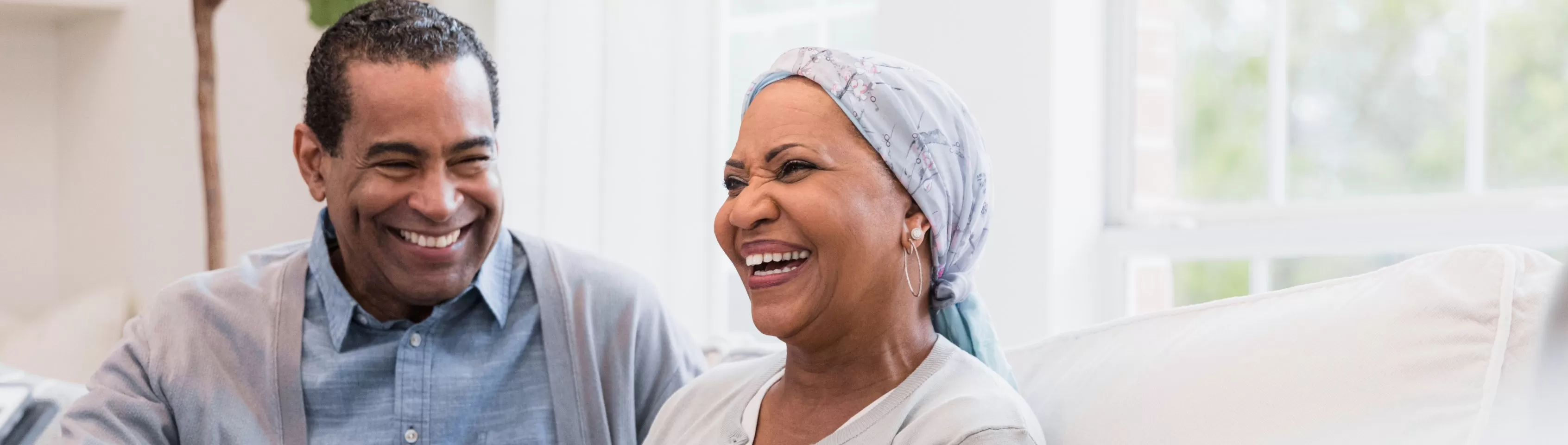 Homem e mulher sorrindo