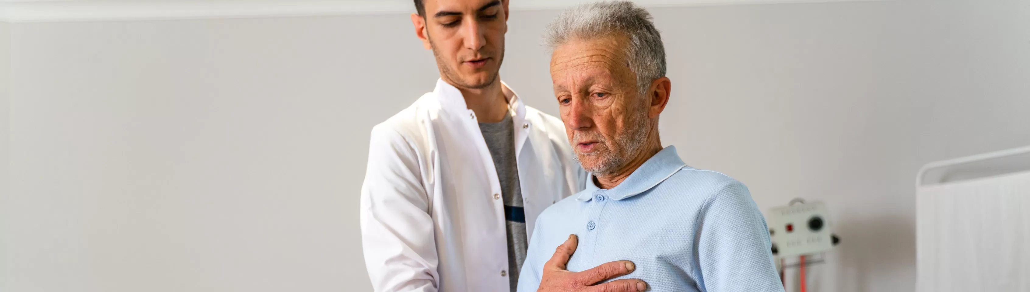 Médico ajudando paciente fisioterapia