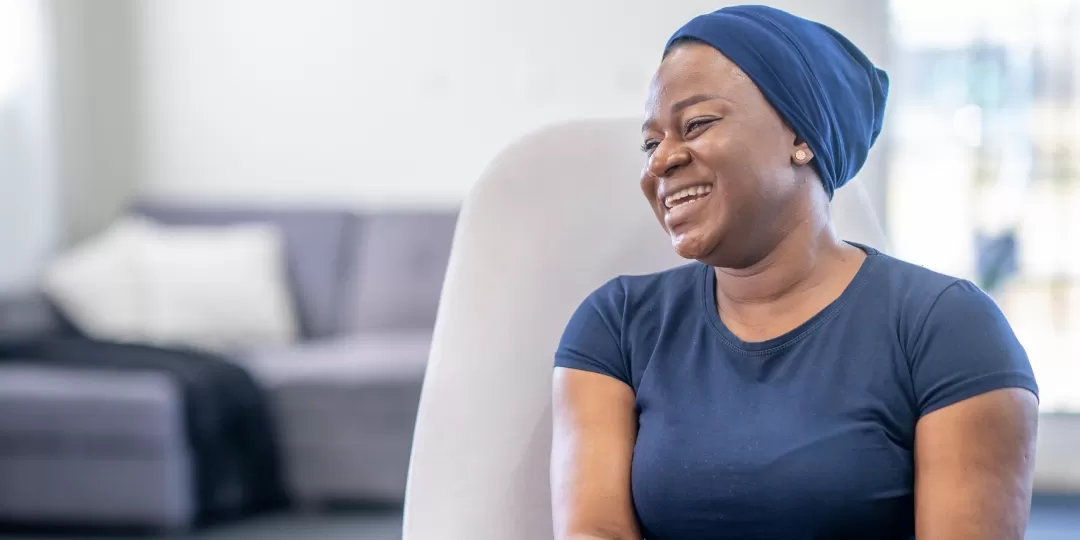 Mulher sorrindo com lenço na cabeça