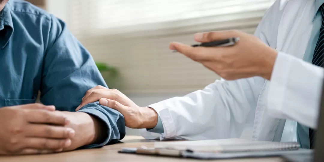 Médico tocando em paciente