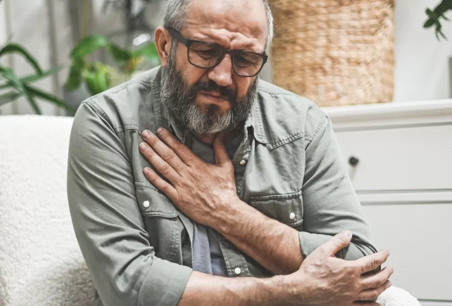 Homem com a mão no peito