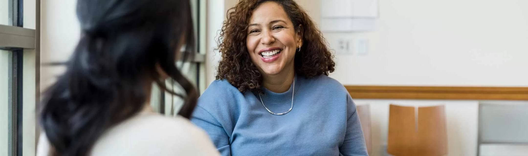 Mulheres sorrindo e conversando entre si