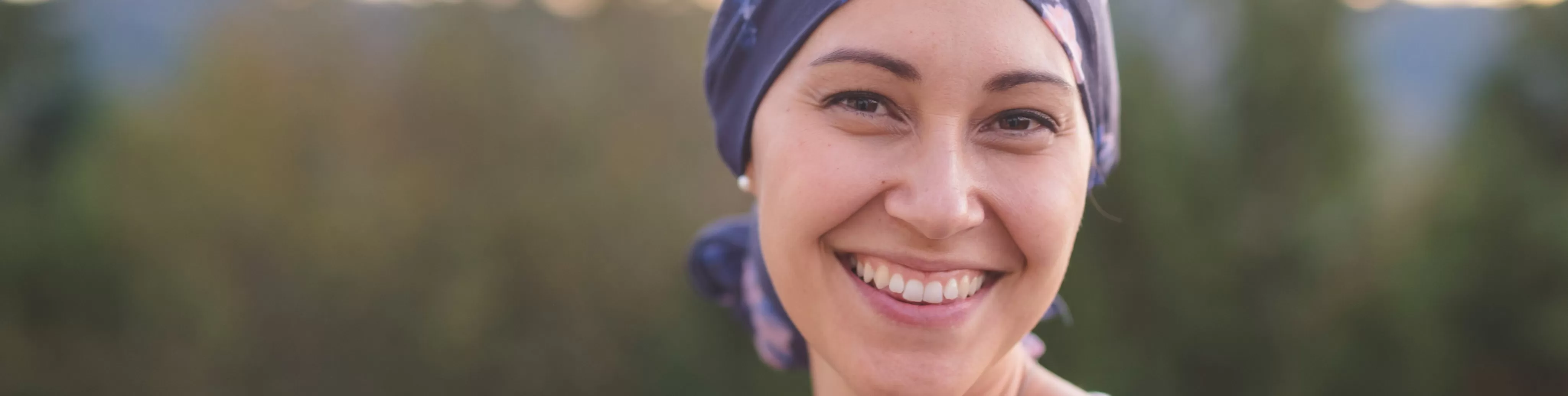 Mulher sorrindo com lenço na cabeça