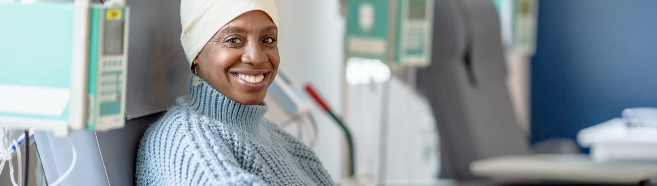 Mulher negra sorrindo com lenço na cabeça