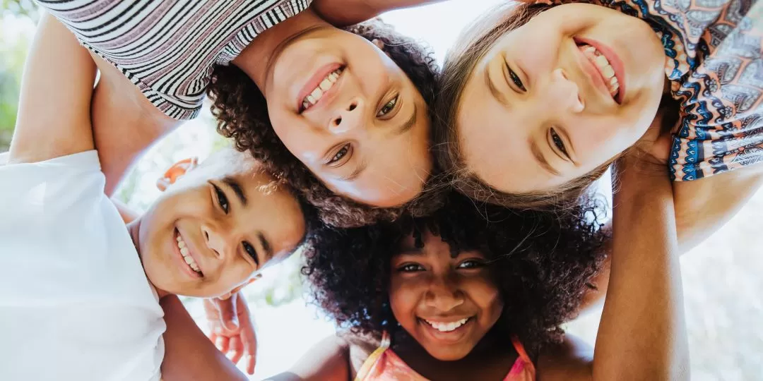 crianças reunidas