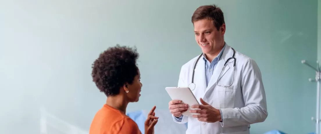 Médico conversando com o paciente