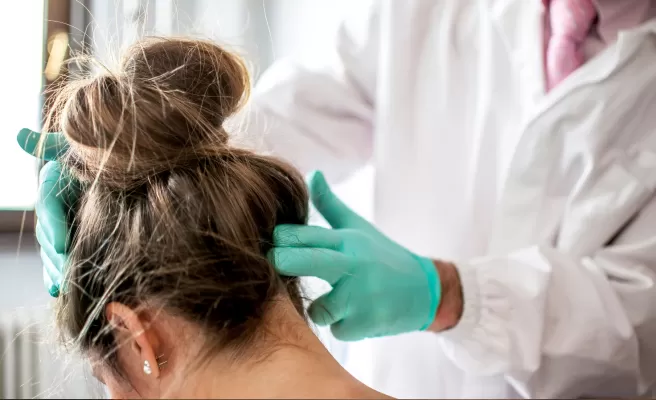 Médico com a mão na nuca de paciente mulher