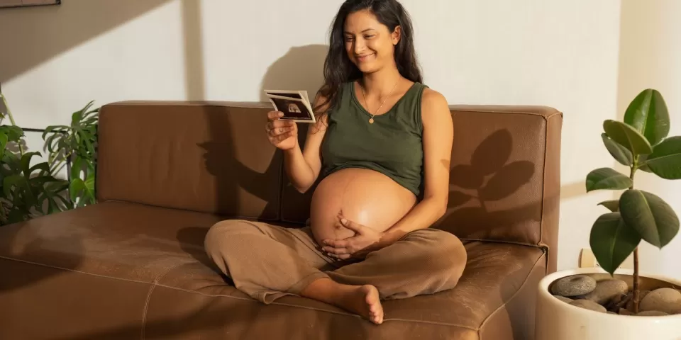 Mulher grávida sentindo a barriga