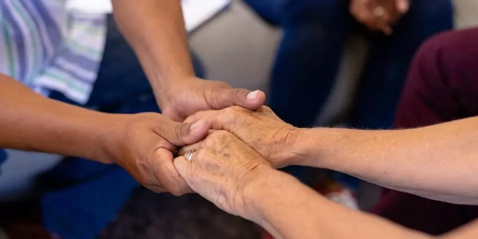 Pessoa com depressão sendo ajudada