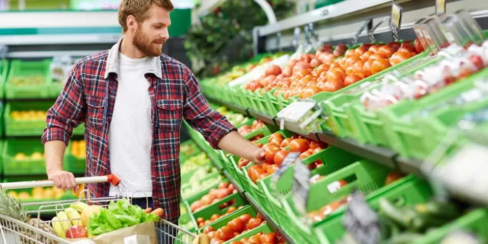 Homem fazendo compras no mercando contando calorias