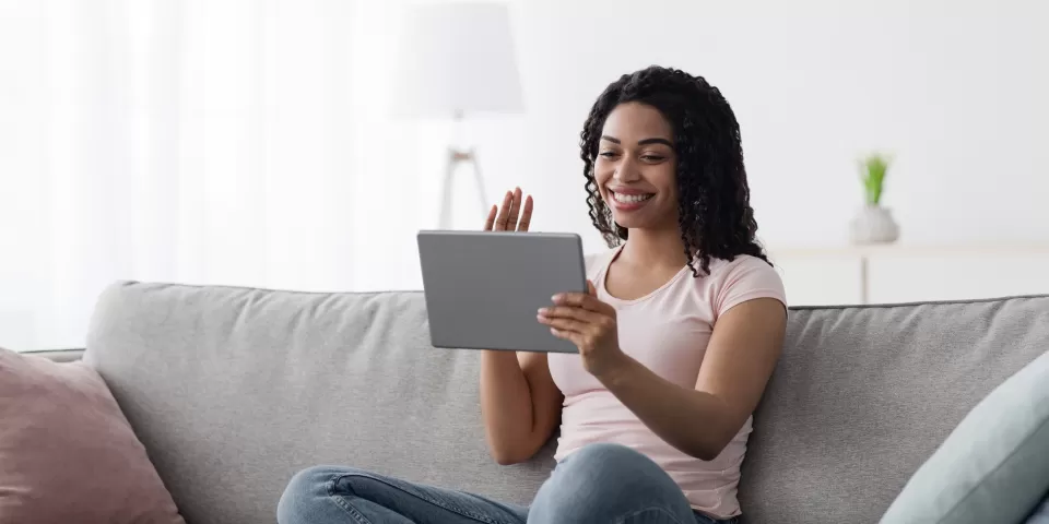 Mulher lendo sobre amiloidose hereditária