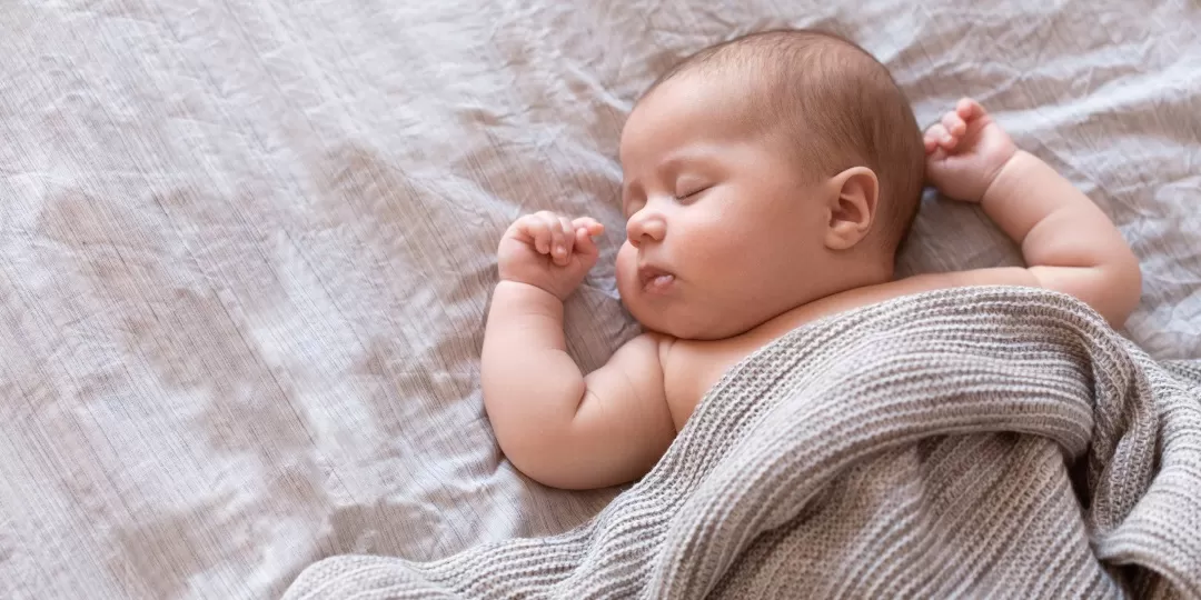 Bebê dormindo na cama