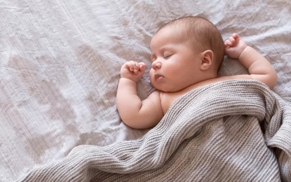 Bebê dormindo em cama