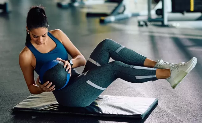 mulher se exercita na academia