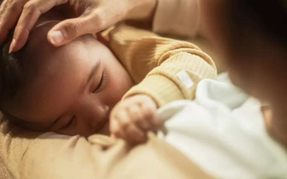 Mãe acaricia bebê recem nascido