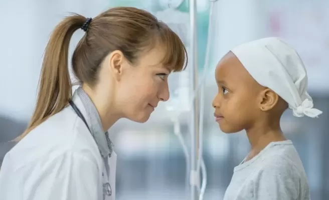 Profissional da saúde e criança com leucemia