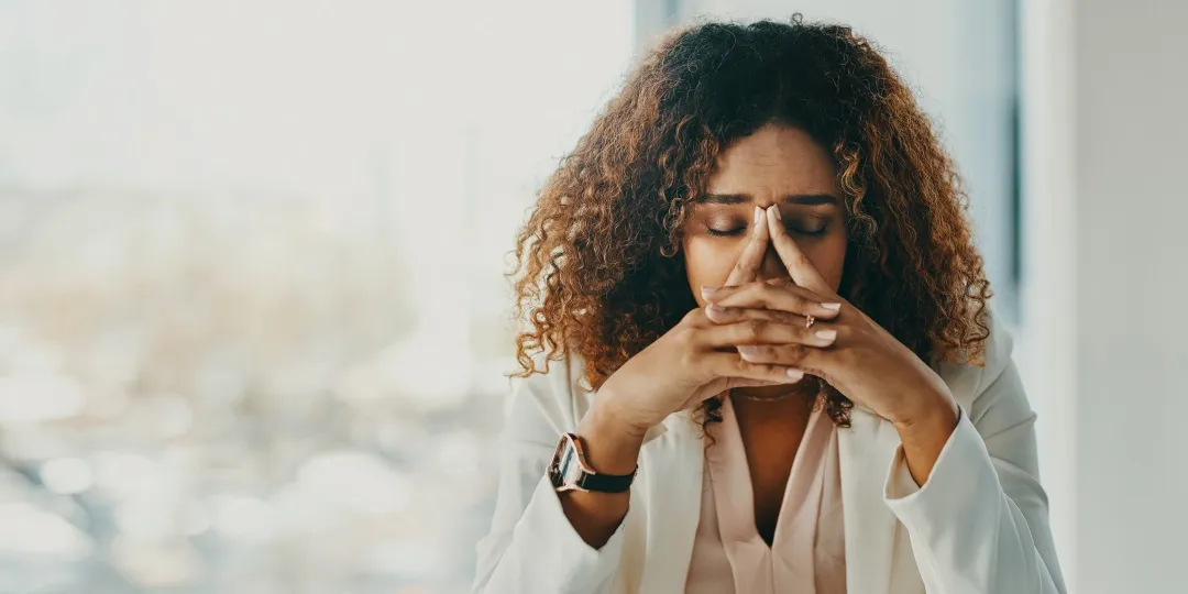 Mulher ansiosa em ambiente corporativo