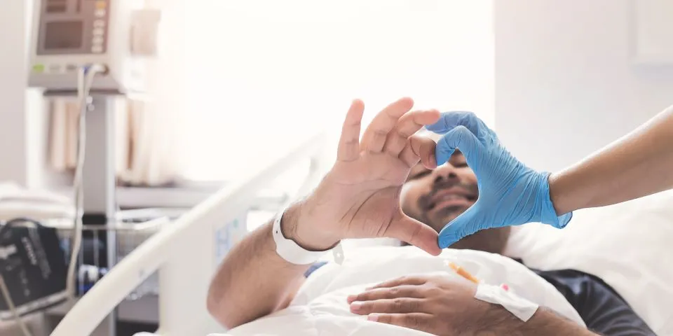 Paciente e médico fazendo símbolo coração